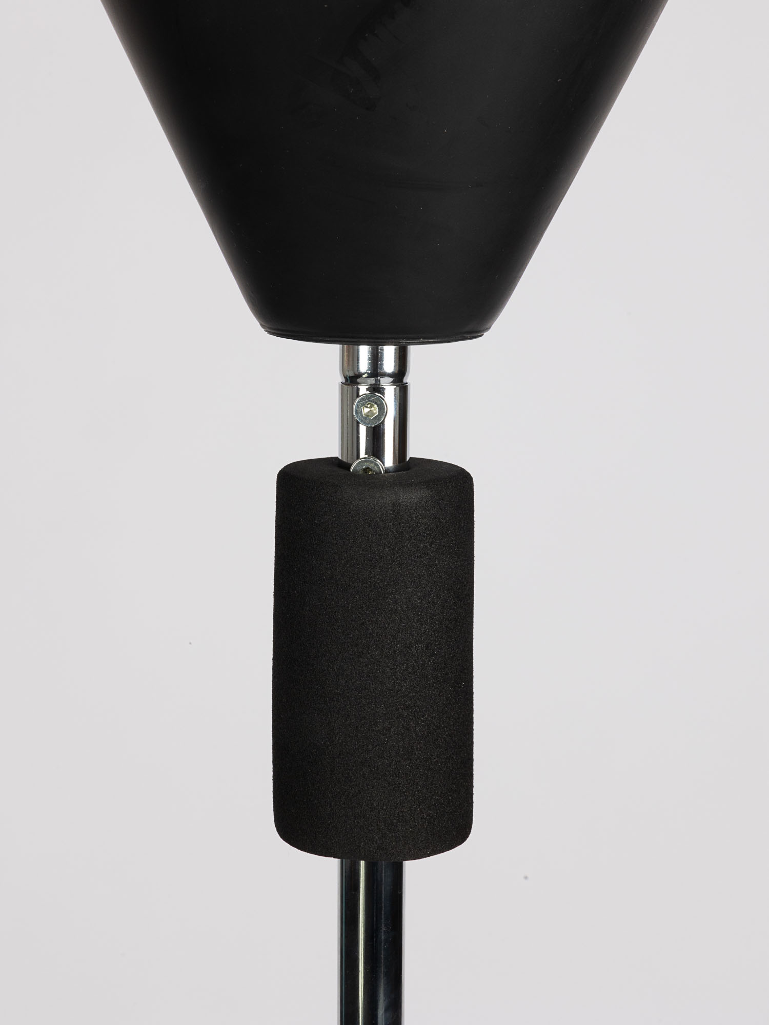 Boxtrainer, schwarze Polsterung, Metallstange, Schaumstoffgriff
