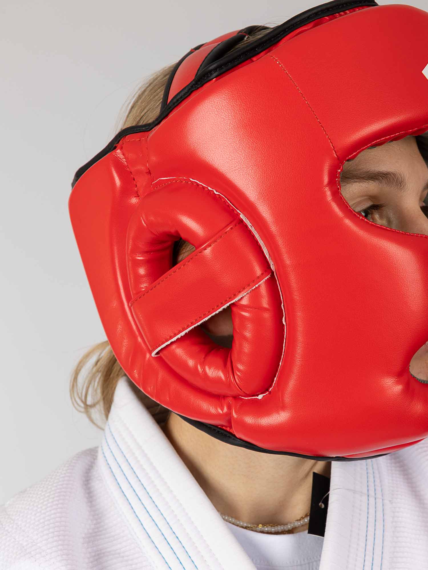 boxing headgear,  rote Schutzmaske?