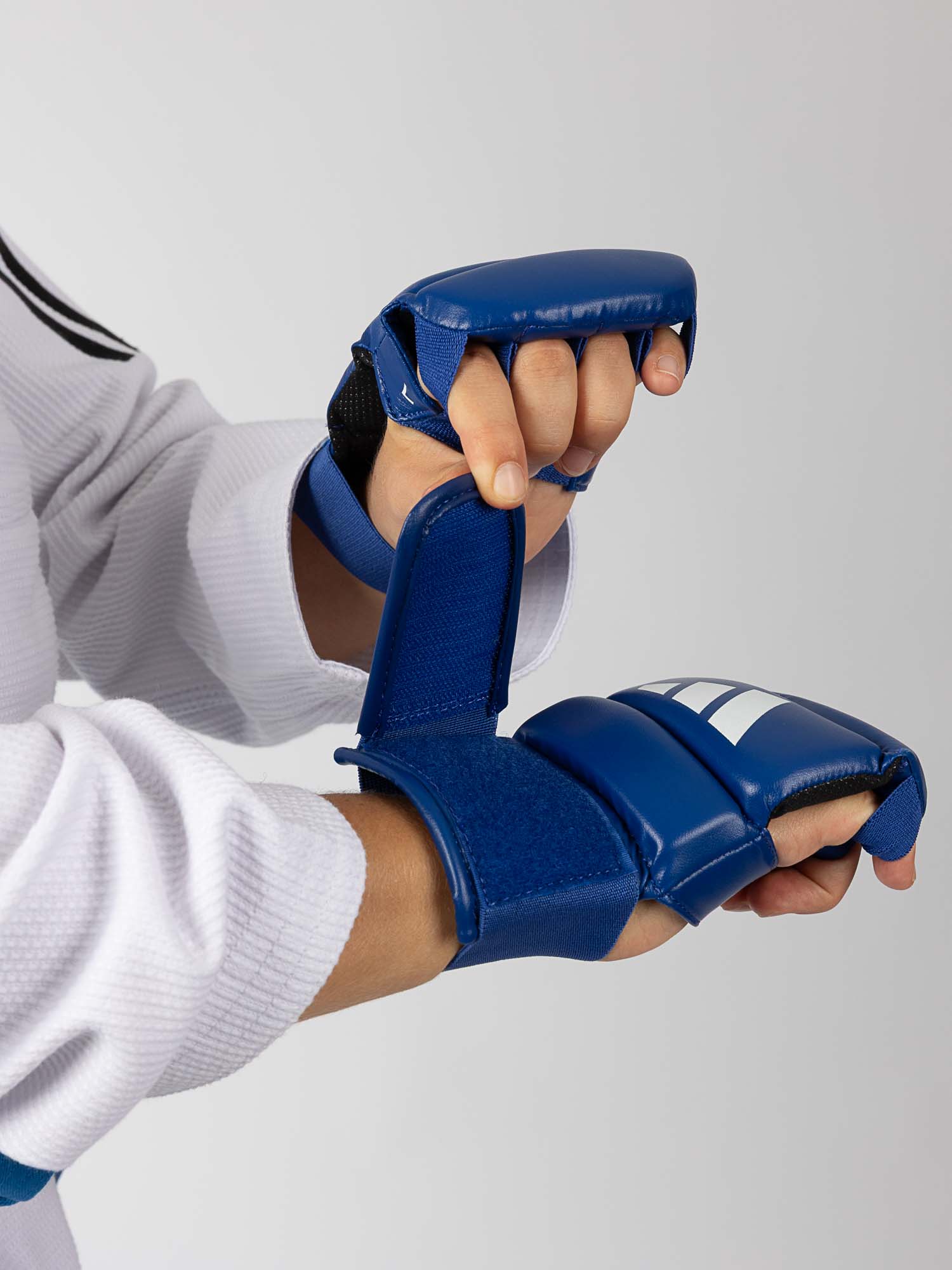 blau,  boxing gloves, hand wrap, sports equipment, martial arts