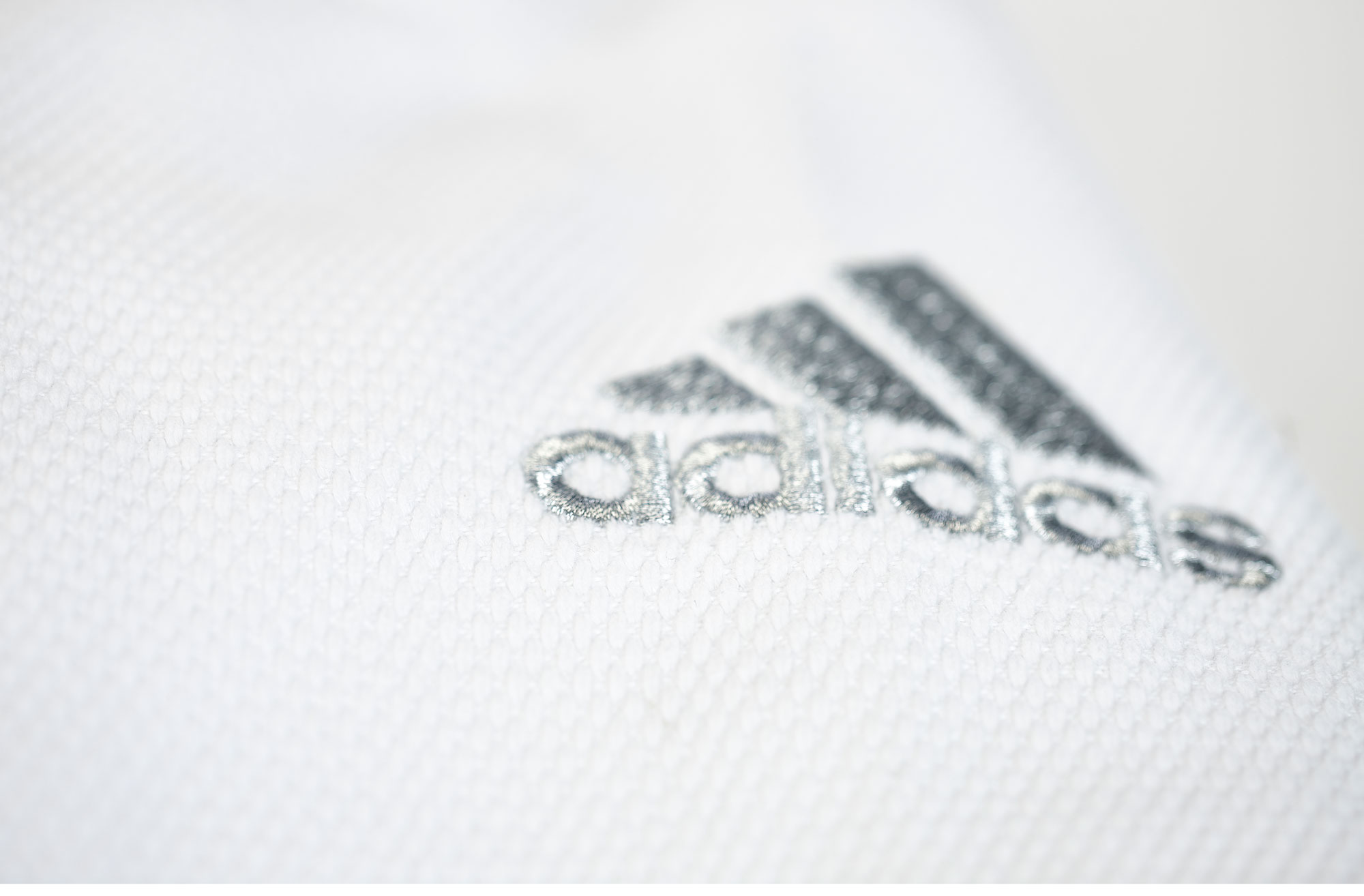 adidas Judo-Anzug Millenium weiß/silbernes Logo, J990